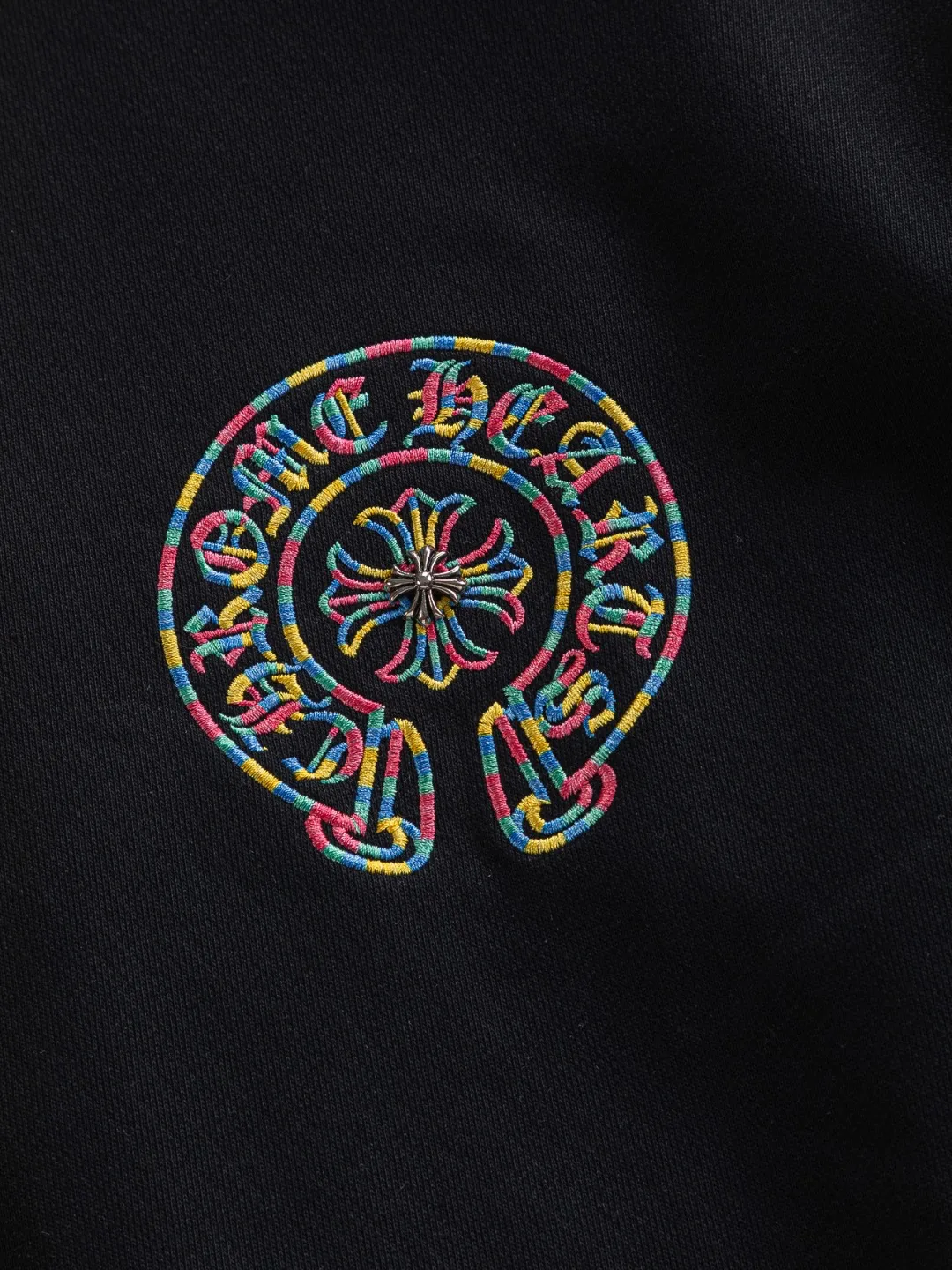 P240 Chrome Hearts CH Cross 25SS Autumn and Winter Sweatshirt Early Autumn Classic Colorful Horseshoe Patch Embroidery on the Chest Colorful Cross ✝️🪡Embroidered Logo on the Back Round Neck Pullover Sweatshirt, a popular style, a style that both men and women like, same style for men and women, 100% chance of turning heads when you wear it when you go out! It’s all about being handsome. The designer’s classic sense is precisely grasped. The whole piece of clothing is heavy. Industrial washing process. Ready-made garments are dyed + sprayed for a horse effect. The double-wash process is very recognizable. It uses heavy washing to make it distressed. The edges of the patch are slightly rolled and naturally distressed. It has a three-dimensional sense of layering and a little damage. It is very visually lethal. It adheres to Kroxin's consistent rough style. The chest and back are large, and the horseshoe flower printed patch pattern is embroidered and decorated. It is also decorated with silver metal engraved distressed buttons. The classic elements full of brand recognition instantly enhance the overall sense of grade and specification. Its texture is quite high-end! The overall feeling is high-end, simple and elegant, with silver hardware accessories, a full set of customized accessories, and the pattern of the entire dress is all decorated with patchwork three-dimensional embroidery technology, which is the finishing touch of the entire dress. The design on the back is even more eye-catching! ! This full back is so cool, it’s full of design, and the overall upper body style highlights fashion and individuality. Wearing it together as a couple is even more popular on the street. I recommend the early autumn sweatshirt! ! The fabric is a unique 440g 100% cotton, which is skin-friendly, breathable, warm to the touch, firm in texture, and smooth in lines. It can be called a back killer, which has very strict requirements on craftsmanship and cost. The smooth neckline, flat cuffs and hems are large and tightly stitched, tight and orderly, and the details are perfect. The consistent OS version can be worn alone or layered. It is very casual, but very iconic! It is simply the flagship of high-end trendy brands and must be included in your wardrobe. It has the American fashion spirit of freedom and individuality, and is highly recognizable and stylized! Color: Black White Size: S-XL Size chart: S: Shoulder width 51-Bust 56-Length 69 M: Shoulder width 52.5-Bust 58-Length 71 L: Shoulder width 54-Bust 60-Length 73 XL: Shoulder width 55.5-Bust 62-Length 75